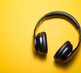 Gallery thumbnail: black headphones